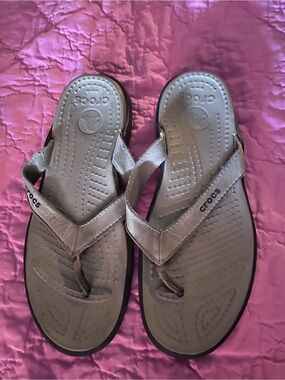 CROCS Taupe Flip Flops Mens 9 womens 10.5